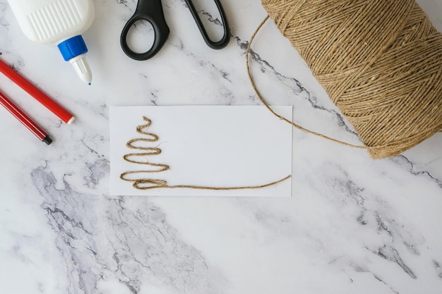 Zestaw haftów i nici obok ceny